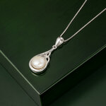 FRESHWATER PEARL TRINITY KNOT PENDANT